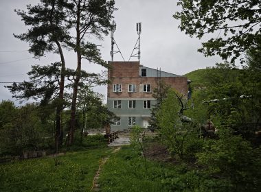 vipassana-retreat-in-armenia-tsitsernak-vanadzor-tsitsernak-camp-building-lateral