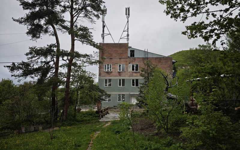 vipassana-retreat-in-armenia-tsitsernak-vanadzor-tsitsernak-camp-building-lateral