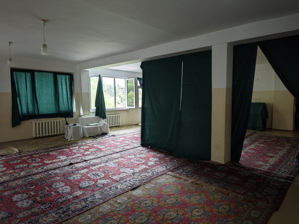 vipassana-retreat-in-armenia-tsitsernak-vanadzor-tsitsernak-camp-meditation-hall